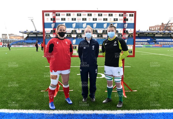 100421 - Wales Women v Ireland Women - Women's Six Nations - Siwan Lillicrap of Wales Referee Hollie Davidson and Ciara Griffin of Ireland during the coin toss
