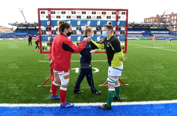 100421 - Wales Women v Ireland Women - Women's Six Nations - Siwan Lillicrap of Wales Referee Hollie Davidson and Ciara Griffin of Ireland during the coin toss