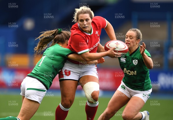 100421 - Wales Women v Ireland Women - Women's Six Nations - Teleri Wyn Davies of Wales is tackled by Beibhinn Parsons and Stacey Flood of Ireland