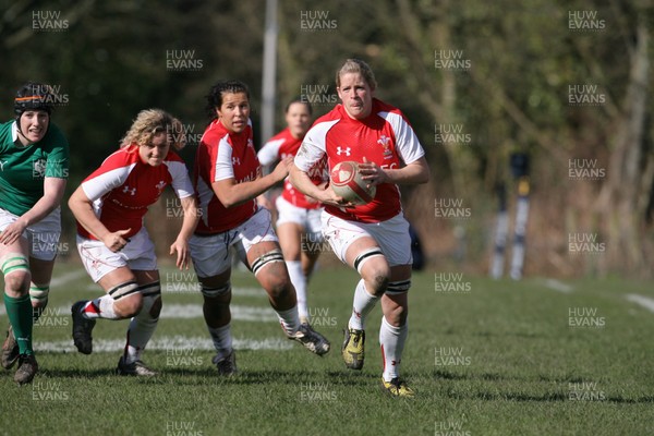 13.03.11 Wales Women v Ireland Women ... Wales Ashley Rowlands makes a break. 