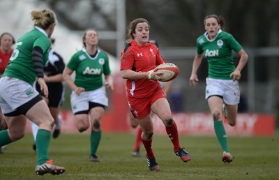 150315 - Wales Women v Ireland Women - RBS Womens 6 Nations 2015 -Elen Evans of Wales gets into space