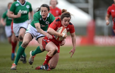 150315 - Wales Women v Ireland Women - RBS Womens 6 Nations 2015 -Elen Evans of Wales gets into space