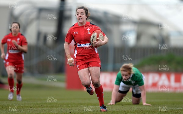 150315 - Wales Women v Ireland Women - RBS Womens 6 Nations 2015 -Elen Evans of Wales gets into space