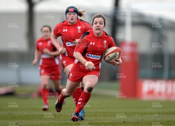 150315 - Wales Women v Ireland Women - RBS Womens 6 Nations 2015 -Elen Evans of Wales gets into space