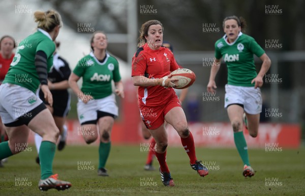 150315 - Wales Women v Ireland Women - RBS Womens 6 Nations 2015 -Elen Evans of Wales gets into space