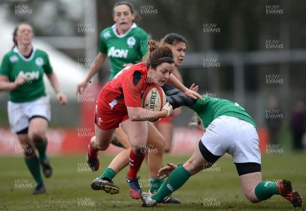 150315 - Wales Women v Ireland Women - RBS Womens 6 Nations 2015 -Elen Evans of Wales gets into space