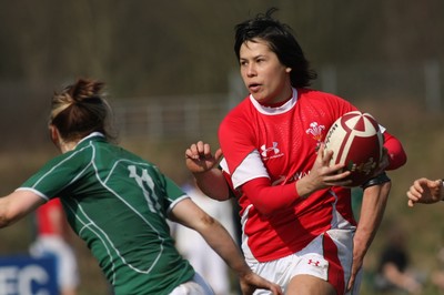 21.03.09 Wales vs. Ireland. Women's 6 Nations. Naomi Thomas takes on Lynne Cantwell. 
