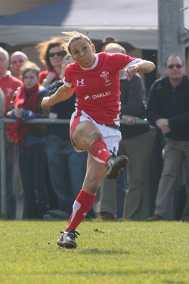 21.03.09 Wales vs. Ireland. Women's 6 Nations. Non Evans follows the flight of the ball, as her penalty edges Wales into a 13-10 lead. 