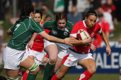 21.03.09 Wales vs. Ireland. Women's 6 Nations. Non Evans exploits a gap between Sinead Ryan(7) & Fiona Coughlan. 