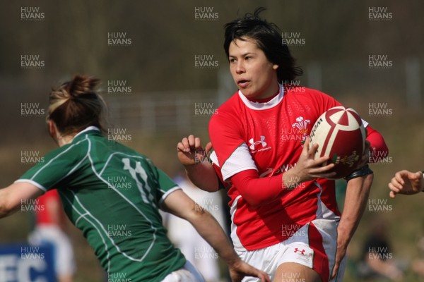 21.03.09 Wales vs. Ireland. Women's 6 Nations. Naomi Thomas takes on Lynne Cantwell. 