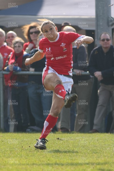 21.03.09 Wales vs. Ireland. Women's 6 Nations. Non Evans follows the flight of the ball, as her penalty edges Wales into a 13-10 lead. 