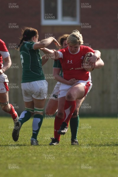 21.03.09 Wales vs. Ireland. Women's 6 Nations. Catrin Edwards goes on a charge. 