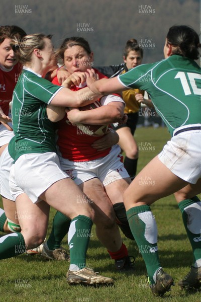 21.03.09 Wales vs. Ireland. Women's 6 Nations. Jenny Davies powers her way through the Ireland defence. 