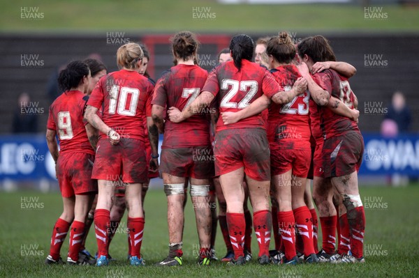 020214 - Wales Women v Italy  Women - RBS Women's Six Nations 2014 -Wales huddle