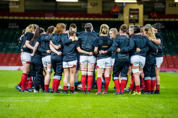 110318 - Wales Women v Italy Women, Nat West 6 Nations Championship -  Team huddle ahead of Kick off 