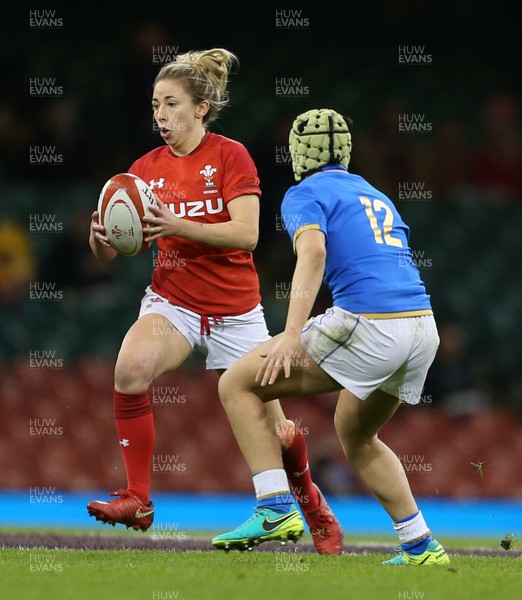 110318 - Wales Women v Italy Women - Natwest 6 Nations Championship - Elinor Snowsill of Wales is challenged by Beatrice Rignoni of Italy