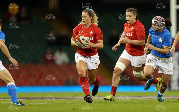 110318 - Wales Women v Italy Women - Natwest 6 Nations Championship - Kerin Lake of Wales carries the ball