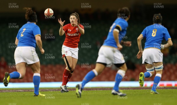 110318 - Wales Women v Italy Women - Natwest 6 Nations Championship - Robyn Wilkins of Wales catches the ball