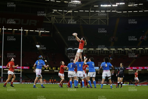 110318 - Wales Women v Italy Women - Natwest 6 Nations Championship - Beth Lewis of Wales wins the line out