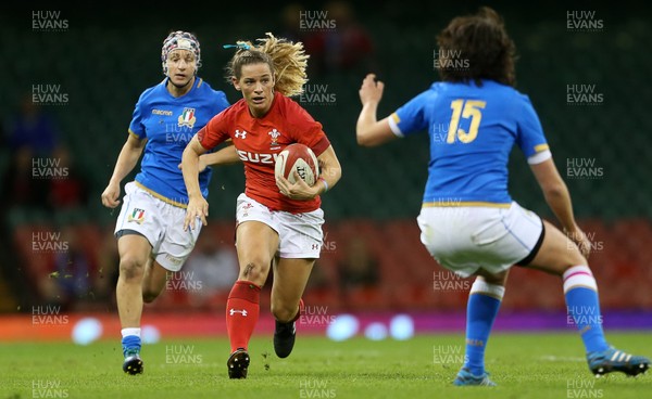 110318 - Wales Women v Italy Women - Natwest 6 Nations Championship - Kerin Lake of Wales makes a break