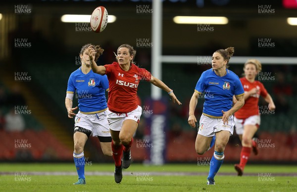 110318 - Wales Women v Italy Women - Natwest 6 Nations Championship - Kerin Lake of Wales gathers the ball