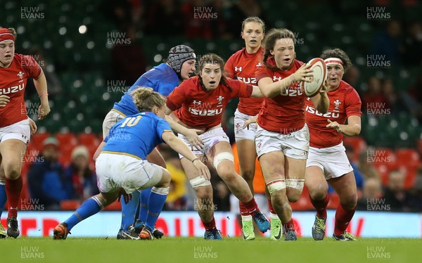 110318 - Wales Women v Italy Women - Natwest 6 Nations Championship - Alisha Butchers of Wales makes a break