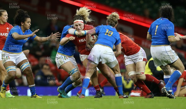 110318 - Wales Women v Italy Women - Natwest 6 Nations Championship - Amy Evans of Wales is tackled by Isabella Locatelli and Veronica Madia of Italy