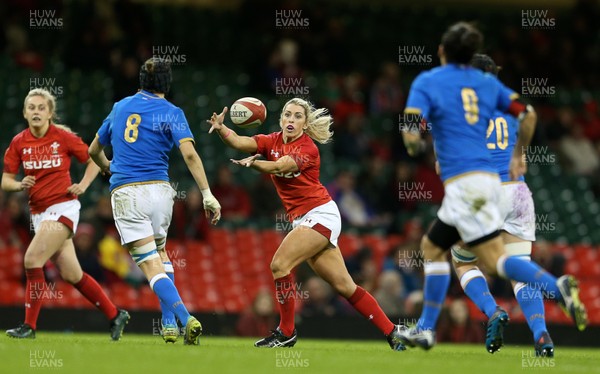 110318 - Wales Women v Italy Women - Natwest 6 Nations Championship - Alecs Donovan of Wales catches the ball