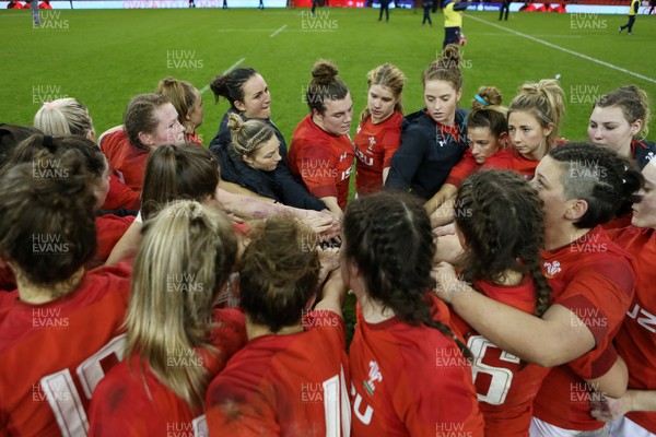 110318 - Wales Women v Italy Women - Natwest 6 Nations Championship - Carys Philips of Wales talks to the team after full time