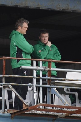 21.03.10 Wales v Italy - Womens' 6 Nations Championship - Wales' coach Jason Lewis(R) & backs coach Dan Cottrell discuss matters. 