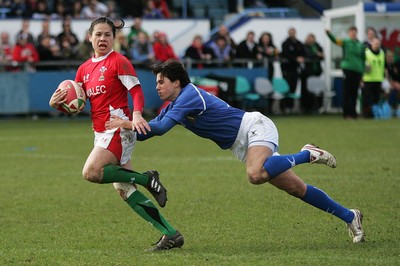 21.03.10 Wales v Italy - Womens' 6 Nations Championship - Wales' Naomi Thomas races towards the try line as Italy's Furlan Manuela closes her down. 