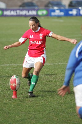 21.03.10 Wales v Italy - Womens' 6 Nations Championship - Wales' Non Evans converts Naomi Thomas' try. 