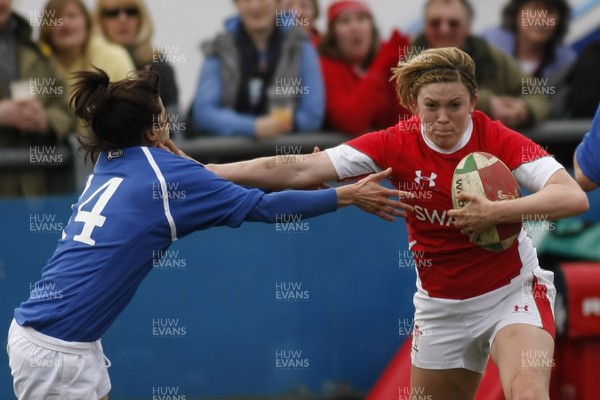 21.03.10 Wales v Italy - Womens' 6 Nations Championship - Wales' Aimee Young hands off Italy's Barattin Sara. 