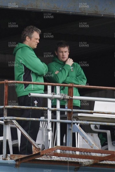 21.03.10 Wales v Italy - Womens' 6 Nations Championship - Wales' coach Jason Lewis(R) & backs coach Dan Cottrell discuss matters. 