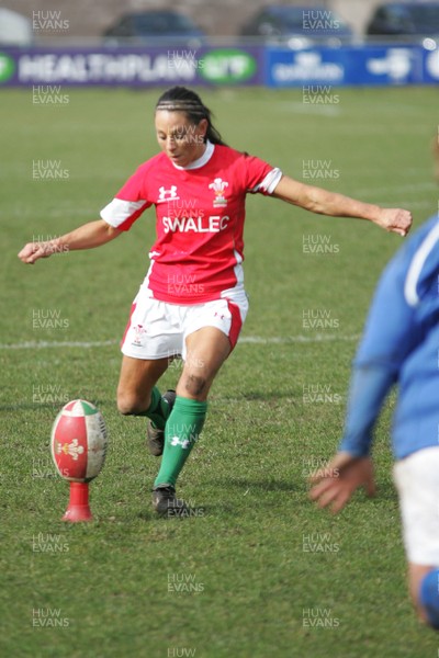 21.03.10 Wales v Italy - Womens' 6 Nations Championship - Wales' Non Evans converts Naomi Thomas' try. 