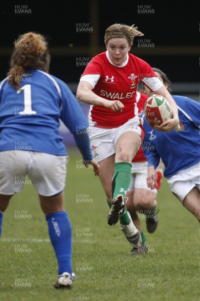 21.03.10 Wales v Italy - Womens' 6 Nations Championship - Wales' Aimee Young takes on Italy's Cucchiella Elisa. 