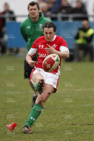 21.03.10 Wales v Italy - Womens' 6 Nations Championship - Wales' Awen Thomas takes over the kicking duties with a penalty. 