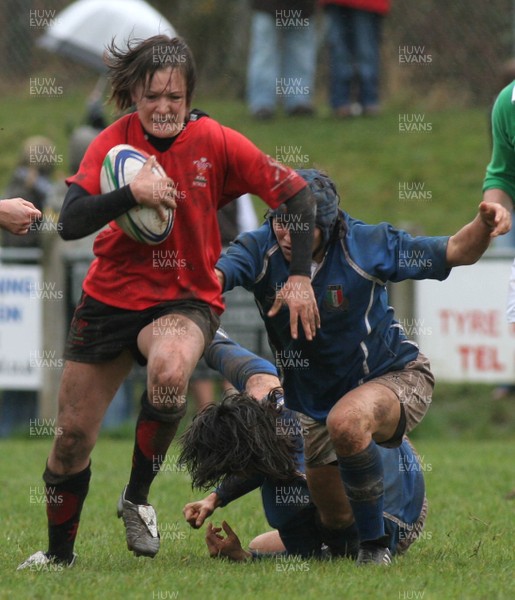 24.02.08 The Women's 6 Nations. Wales vs. Italy...  Rachel Poolman breaks through the Italian defense.  