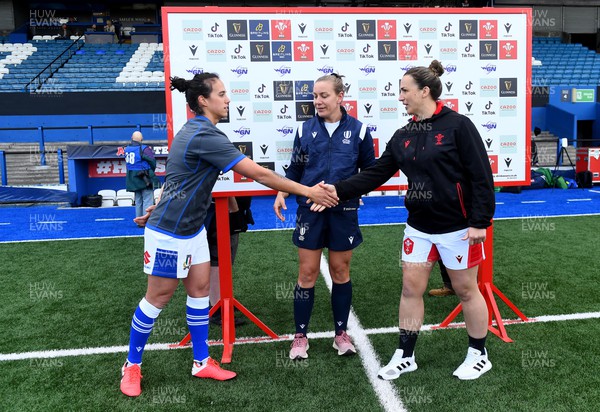 300422 - Wales Women v Italy Women - TikTok Women's Six Nations - Manuela Furlan of Italy, Referee Amber McLachlan and Siwan Lillicrap of Wales during the coin toss