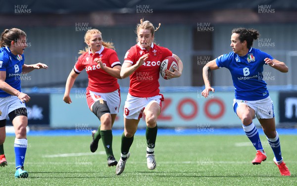 300422 - Wales Women v Italy Women - TikTok Women's Six Nations - Lisa Neumann of Wales spots a gap