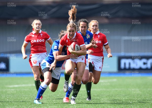 300422 - Wales Women v Italy Women - TikTok Women's Six Nations - Lisa Neumann of Wales spots a gap