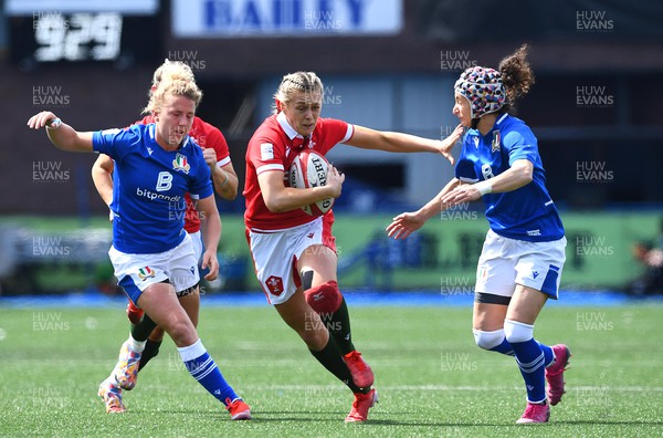 300422 - Wales Women v Italy Women - TikTok Women's Six Nations - Hannah Jones of Wales spots a gap