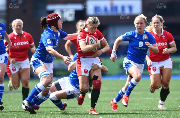 300422 - Wales Women v Italy Women - TikTok Women's Six Nations - Hannah Jones of Wales spots a gap