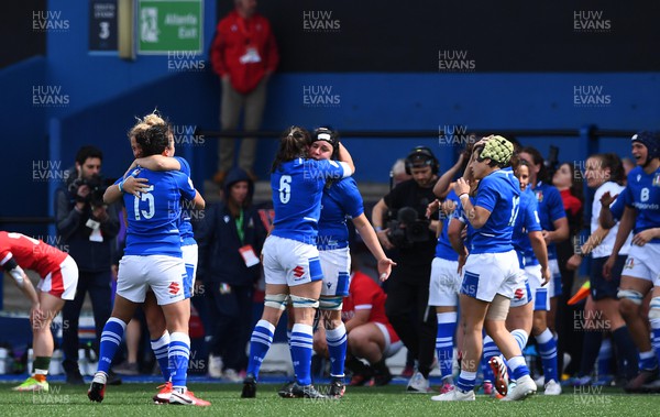 300422 - Wales Women v Italy Women - TikTok Women's Six Nations - Italy players celebrate win