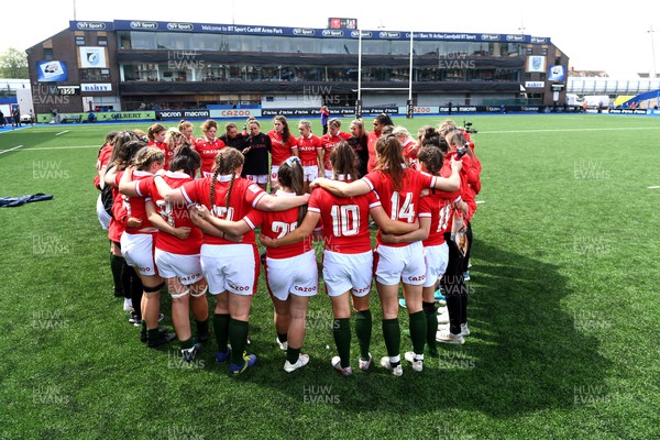 300422 - Wales Women v Italy Women - TikTok Women's Six Nations - Wales huddle at the end of the game