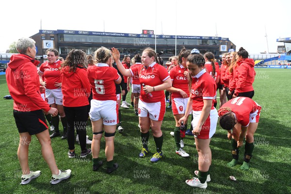 300422 - Wales Women v Italy Women - TikTok Women's Six Nations - Wales players at the end of the game