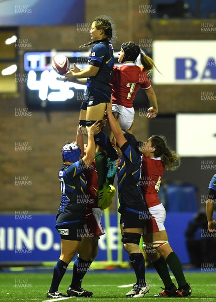 071121 - Wales Women v Japan Women - Autumn Internationals - Iroha Nagata of Japan and Bethan Lewis of Wales compete for line out ball