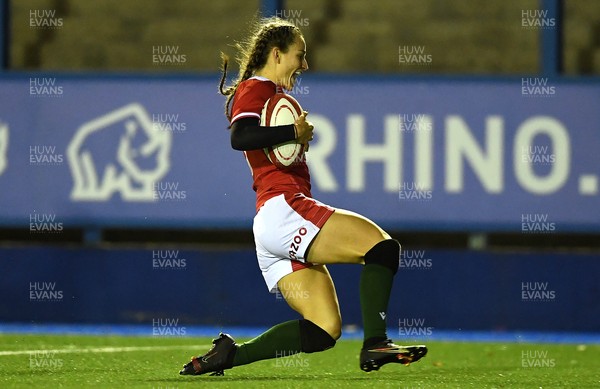 071121 - Wales Women v Japan Women - Autumn Internationals - Jasmine Joyce of Wales races in to score try