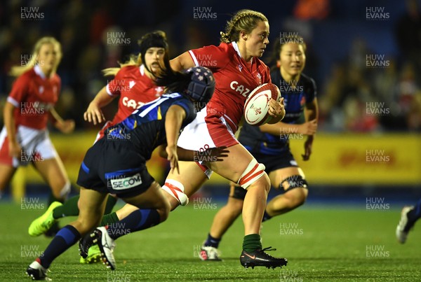 071121 - Wales Women v Japan Women - Autumn Internationals - Alisha Butchers of Wales looks for a way through