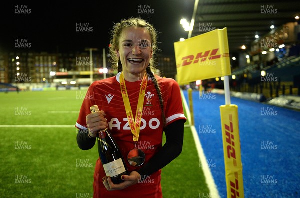 071121 - Wales Women v Japan Women - Autumn Internationals - Jasmine Joyce of Wales with her player of the match award
